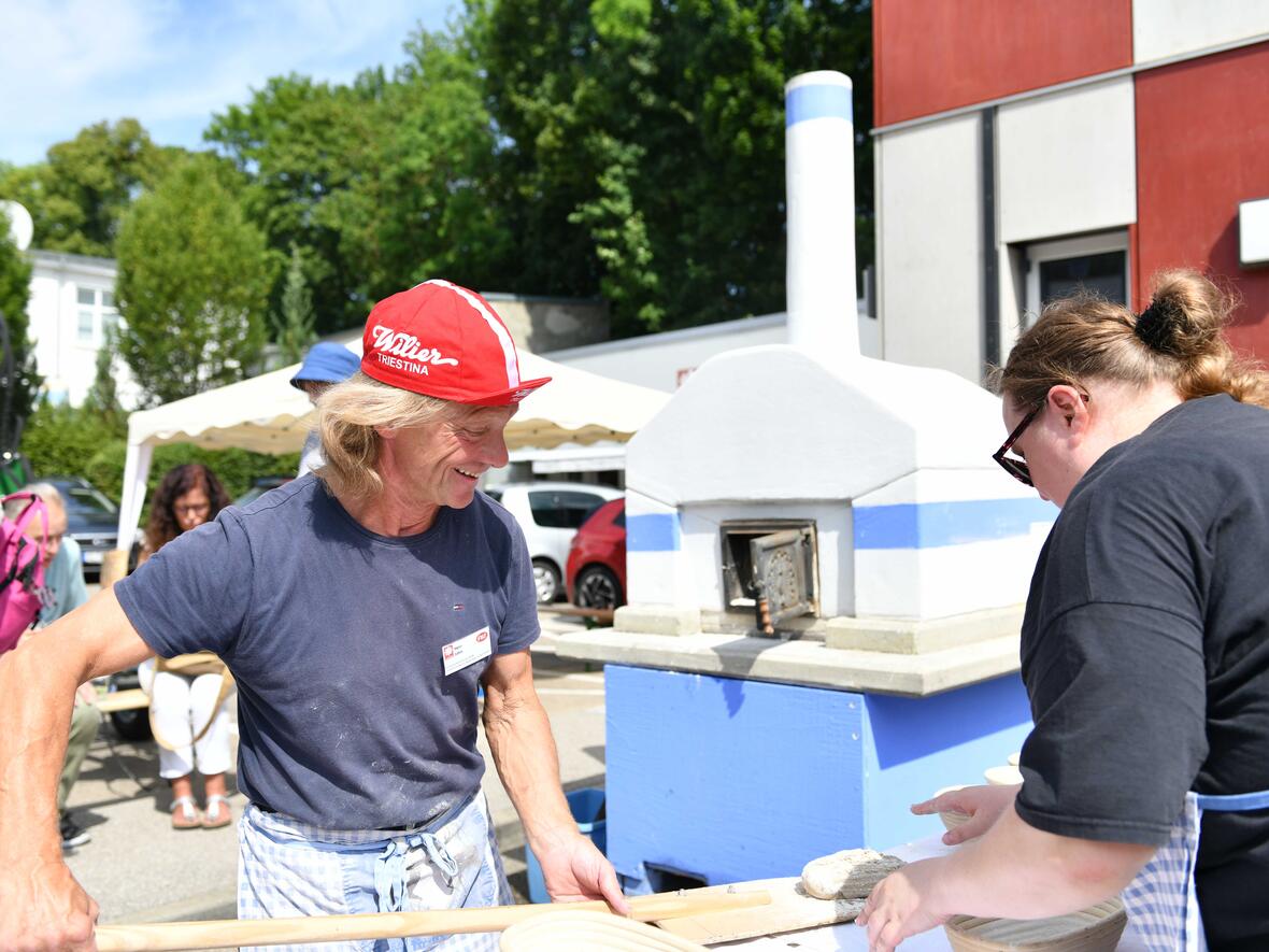 Unterschiedliche Projekte der Caritaseinrichtungen stellten sich beim Fest vor. So konnten die Gäste zum Beispiel beim Brotbacken zuschauen. 