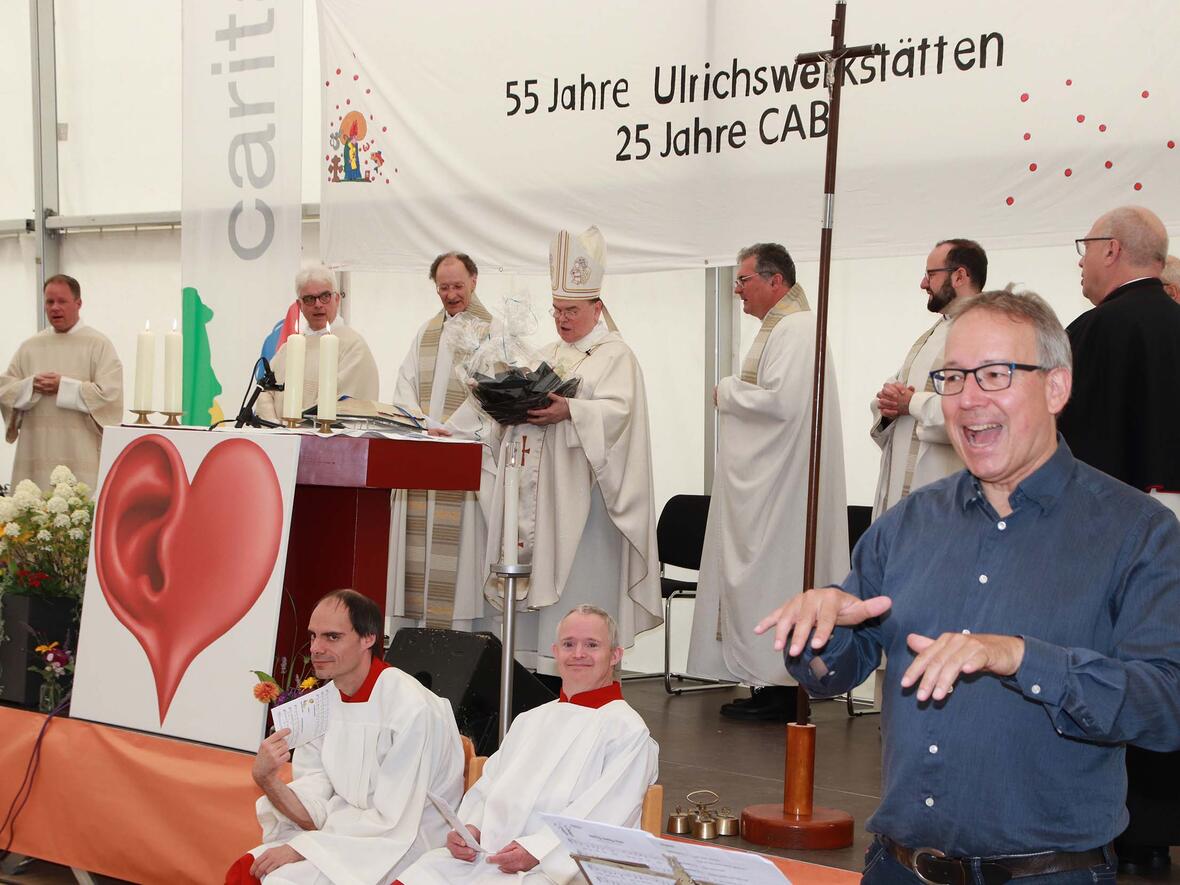 Caritas feiert Doppel-Jubiläum - und hat aber auch für Bischof Bertram noch eine Überraschung zu seinem gestrigen Geburtstag parat. (Foto: Bernhard Gattner / Caritas Augsburg)