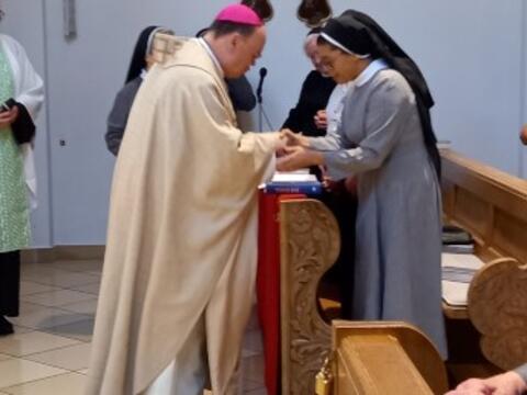 Die neue Generaloberin bekommt von Bischof Bertram den Ring als Zeichen ihres Amtes überreicht. (Foto: Kloster Maria Stern)