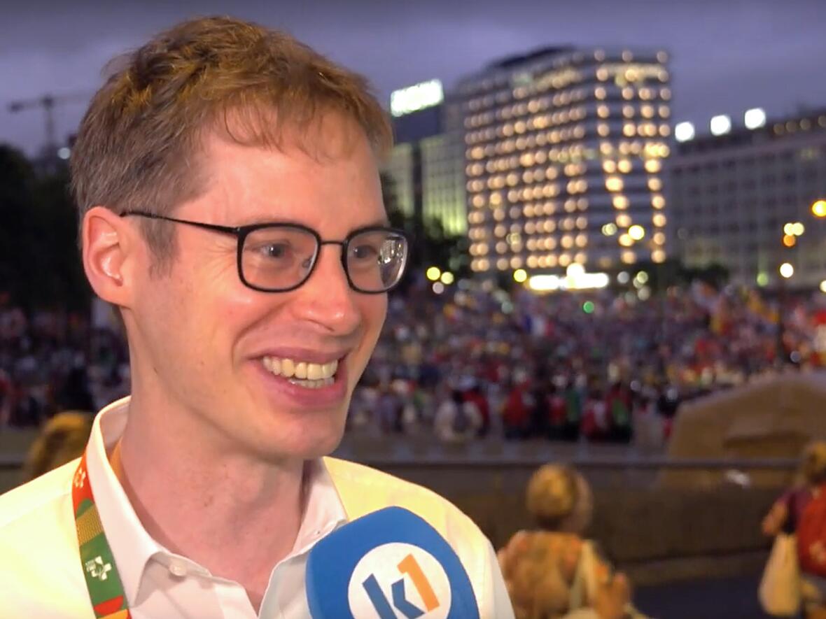 Diözesanjugendpfarrer Tobias Wolf in Lissabon im Interview mit katholisch1.tv (Foto: katholisch1.tv).