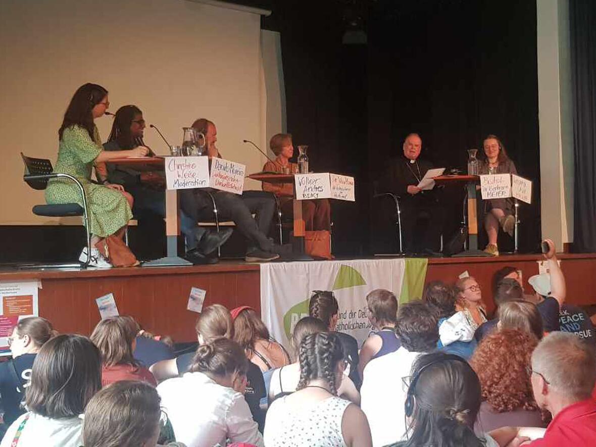 Bischof Bertram beim Podiumsgespräch in Lissabon (Foto: Ulrich Schwab / Katholische Sonntagszeitung)