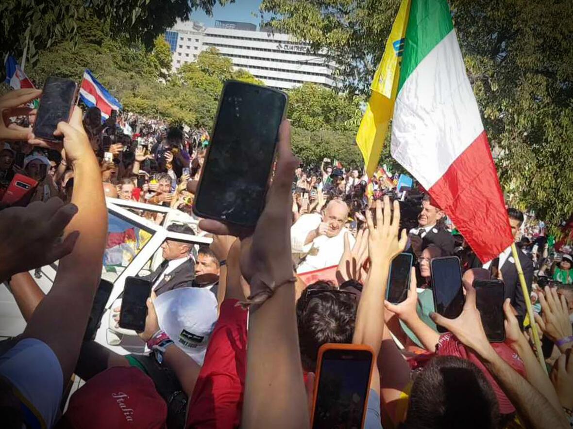 "Mega-Stimmung" und ein sehr freundlicher Papst (Foto: Ulrich Schwab / Katholische Sonntagszeitung)