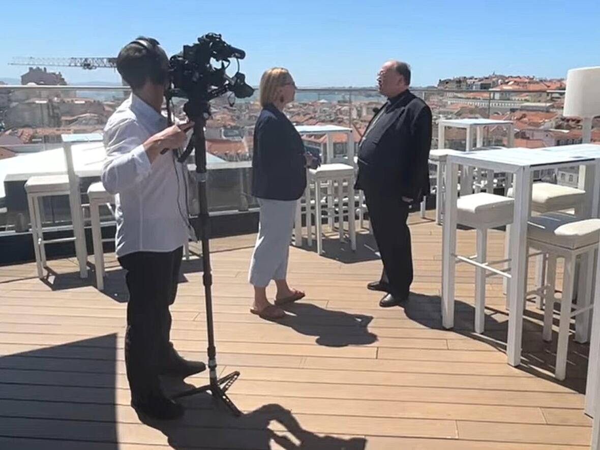 Im Gespräch mit katholisch1.tv-Reporterin Julia Preuß zieht Bischof Bertram eine positive Bilanz des Weltjugendtages (Foto: katholisch1.tv).