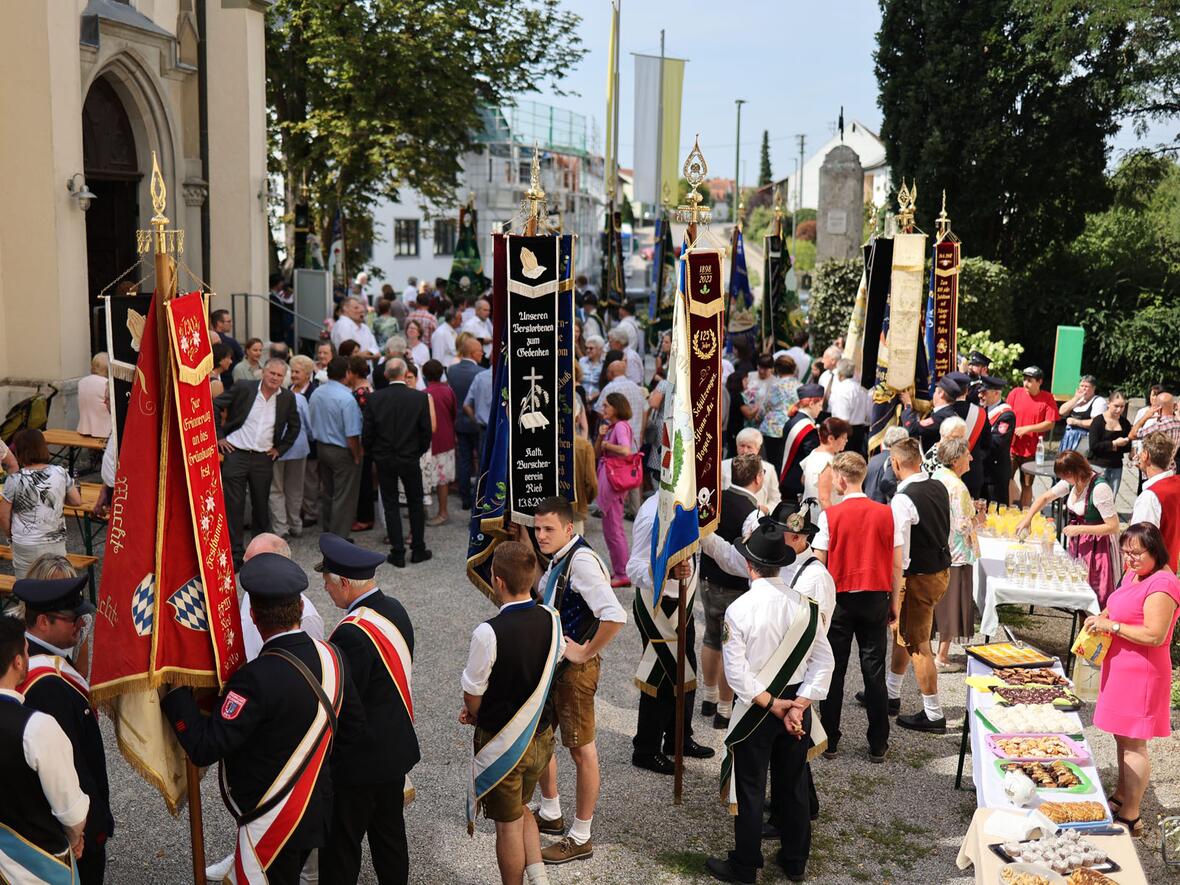 Im Anschluss an den Festgottesdienst feierte die Pfarrei auf dem Kirchenvorplatz weiter.