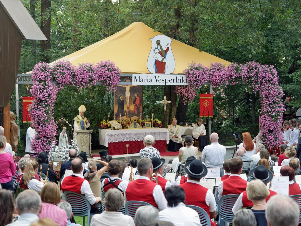 Erzbischof Gänswein ging in seiner Predigt der Frage nach, wie Gläubige sich ihre Zukunft bei Gott vorzustellen hätten. 
