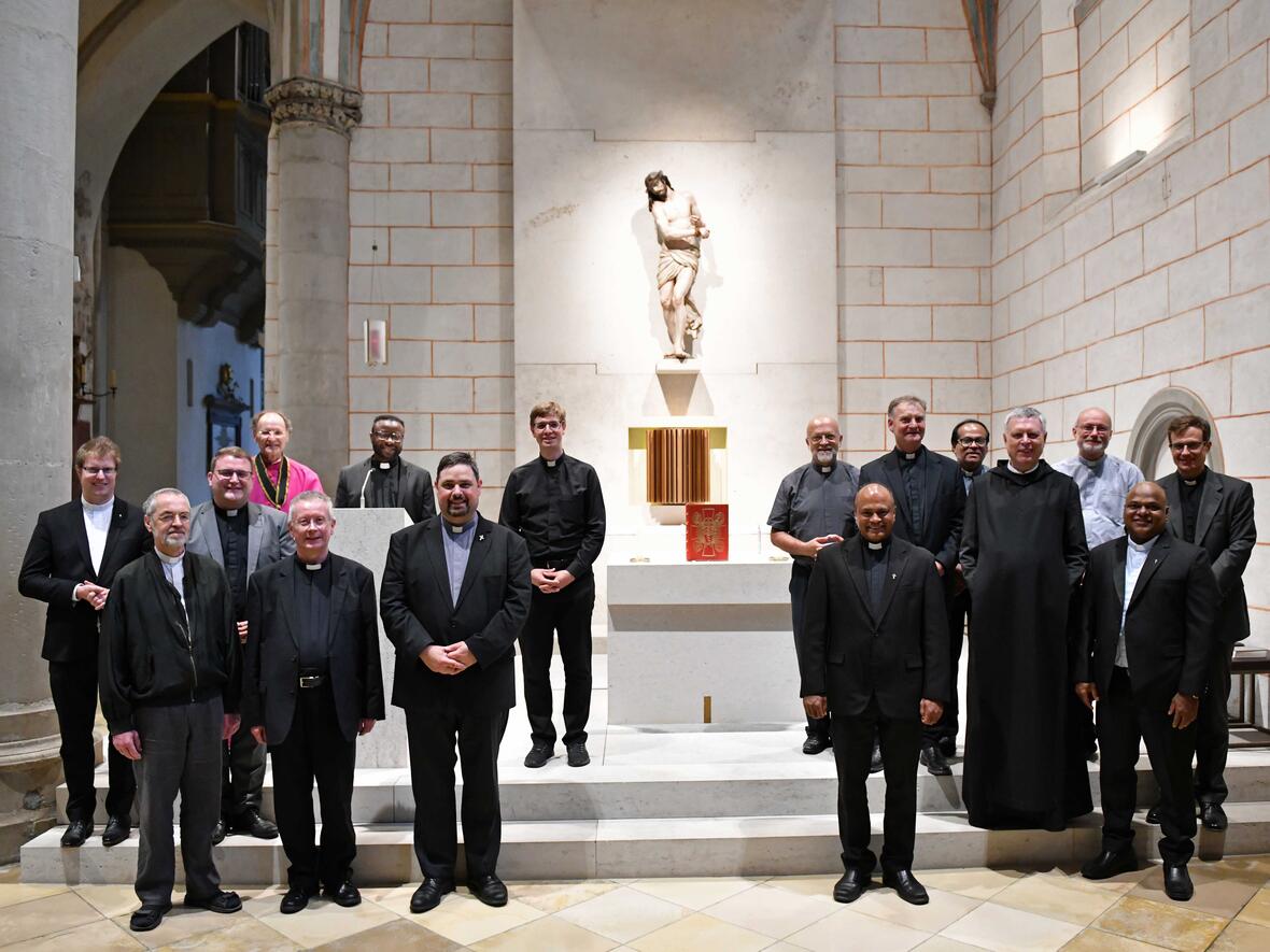 Nach der Vesper anlässlich der Kanonischen Institution: Generalvikar Monsignore Dr. Wolfgang Hacker gemeinsam mit Priestern, die zum September ihre Stellen wechseln oder zu Pfarrern ernannt wurden, vor dem Sakramentsaltar im Augsburger Dom. (Foto: Nicolas Schnall / pba)