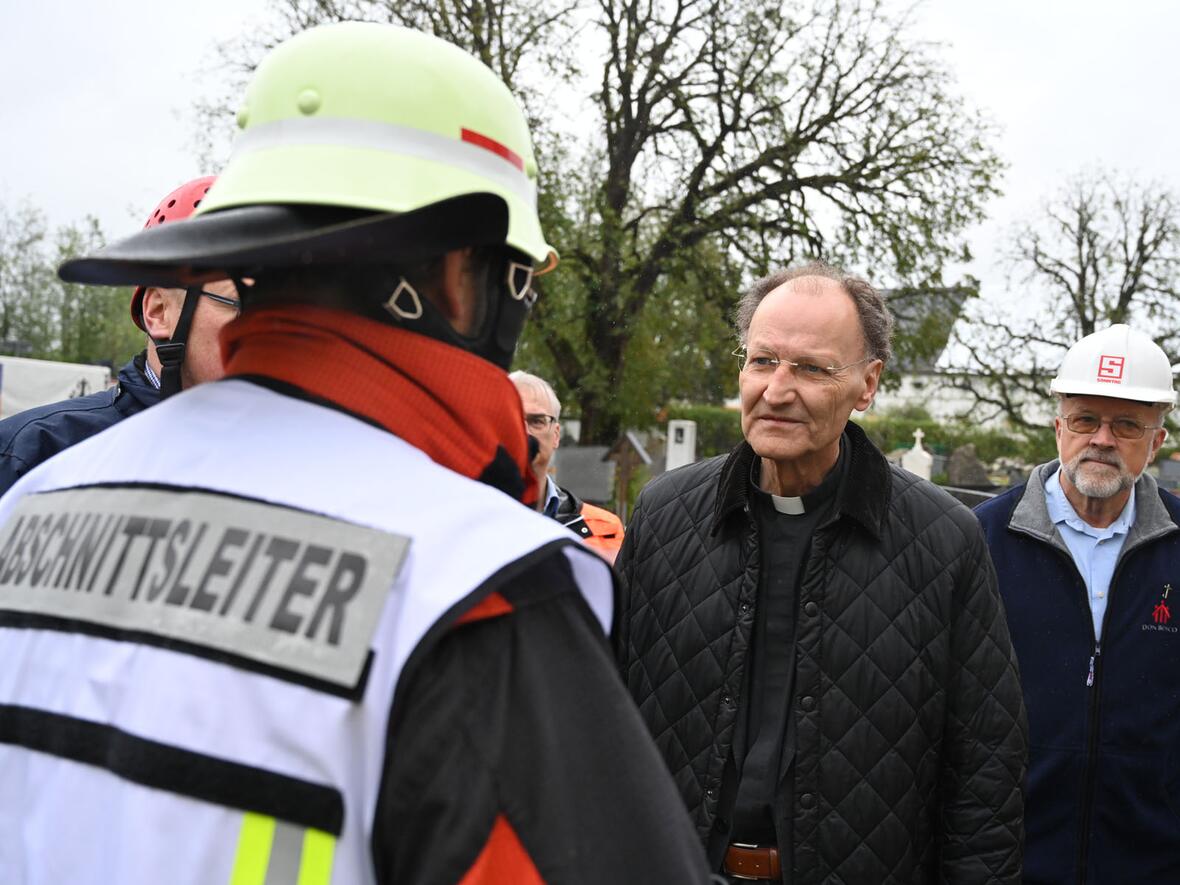 Generalvikar Dr. Wolfgang Hacker im Gespräch mit Einsatzkräften (Foto: Julian Schmdit / pba)