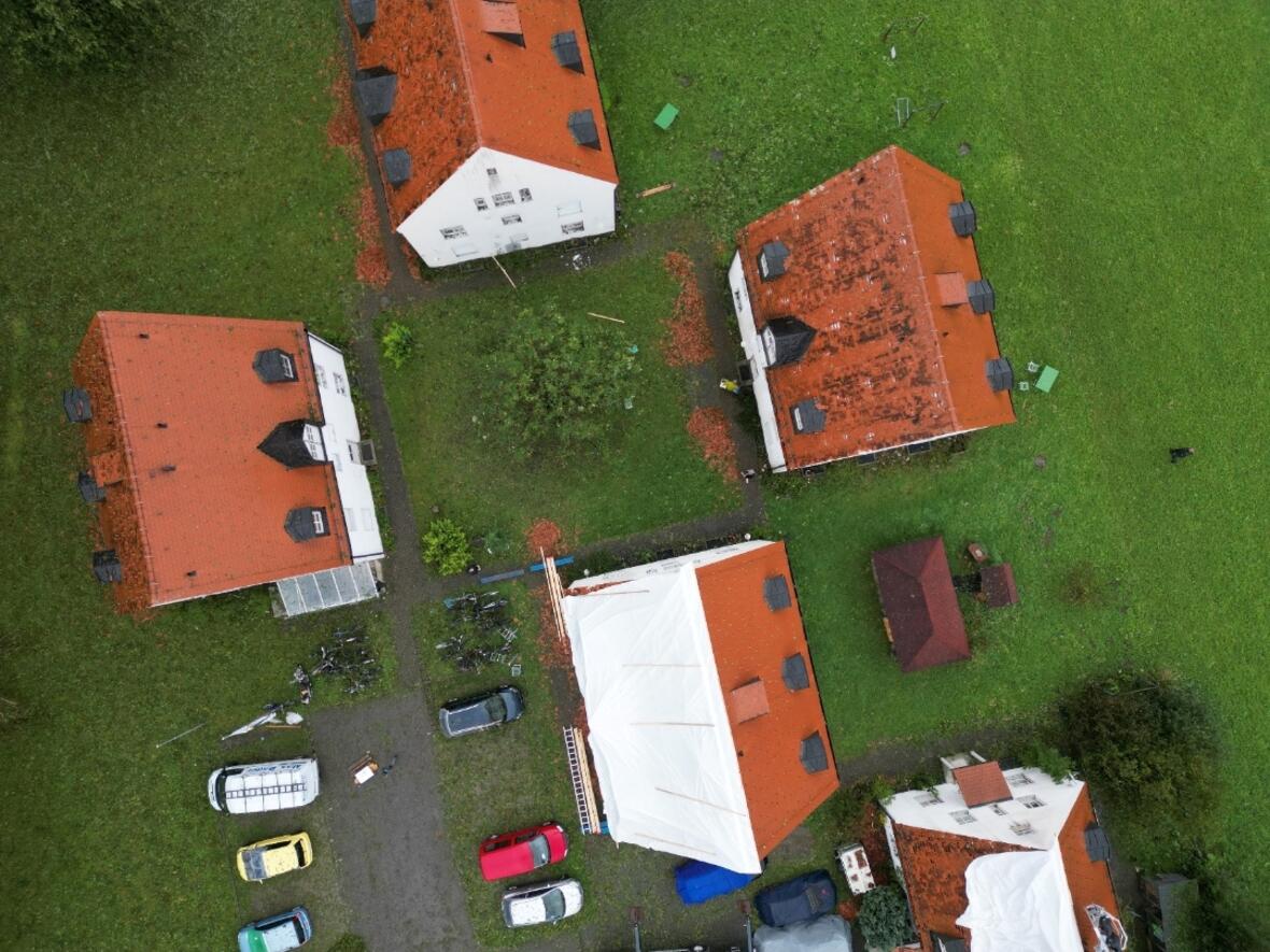 Drohnenaufnahme der ebenfalls schwer beschädigten Kopling-Studentenwohnheime in Benediktbeuern (Foto: Björn Salanga / Kolpingwerk Diözesanverband Augsburg)
