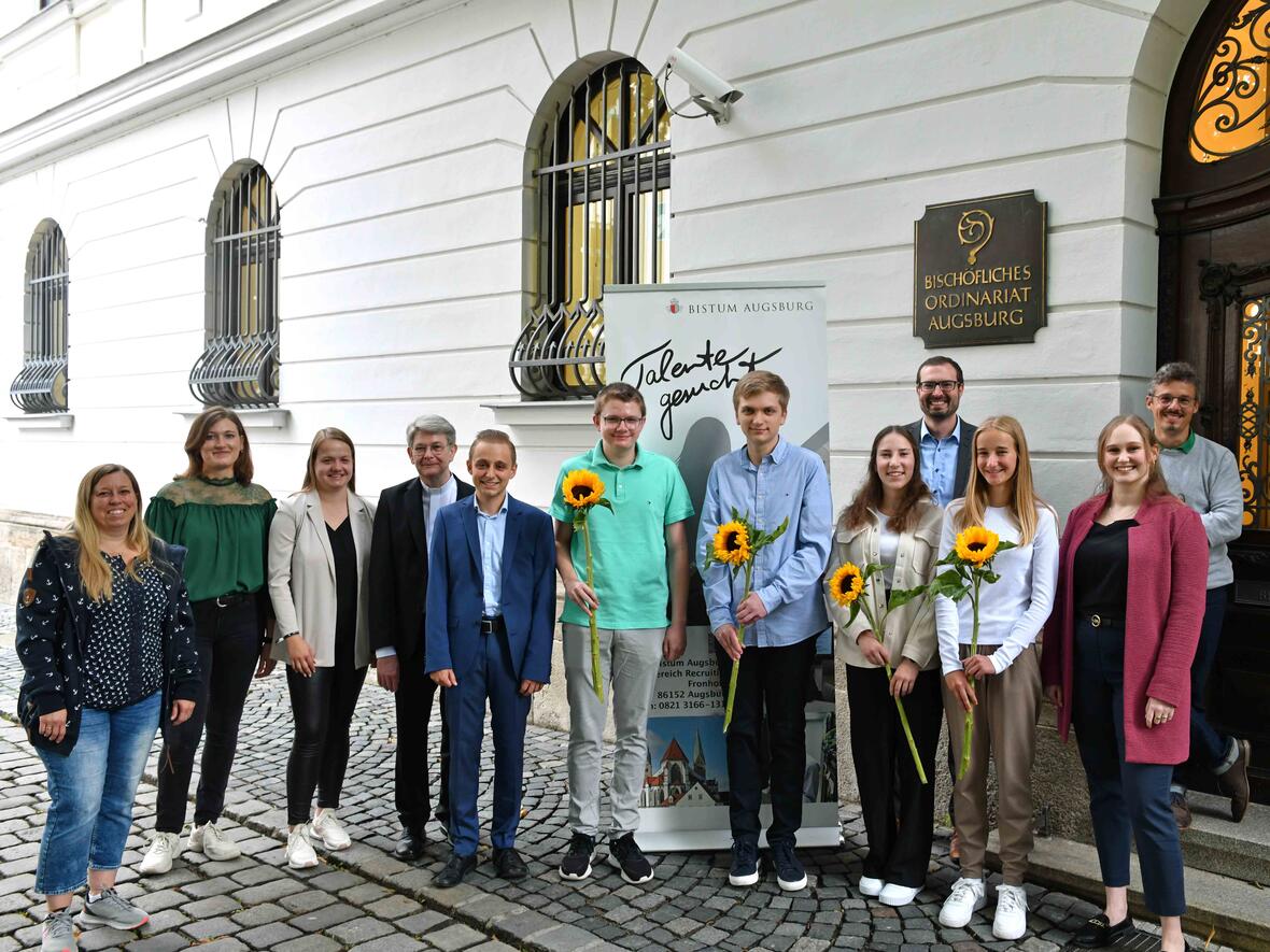 Die neuen Auszubildenden bekamen von Domkapitular Michael Kreuzer zur Begrüßung nicht nur Sonnenblumen überreicht, sondern auch gute Wünsche mit auf den Weg. Die Vertreter der Personalabteilungen und der Jugendvertretung starten mit den Berufseinsteigern in ihre ersten Tage. (Foto: Nicolas Schnall / pba)