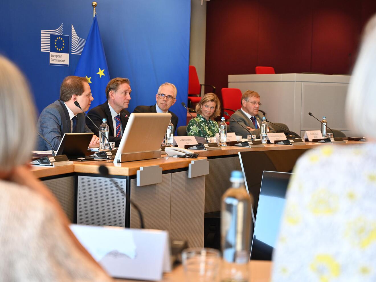 Fünf Kommissionsbeamte sprachen mit der Reisegruppe über Probleme und Chancen der EU.