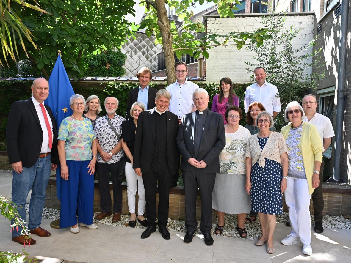 Die Reisegruppe mit Nuntius Treanor.