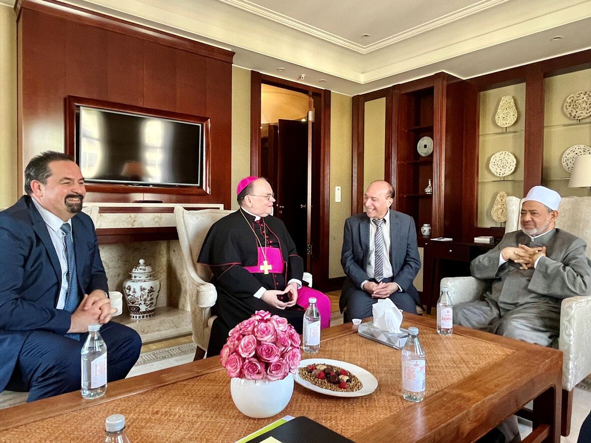 Bischof Bertram im Gespräch mit Großimam Ahmad al-Tayyib (r.) und dem Vorsitzenden des Zentralrats der Muslime in Deutschland Aiman Mazyek (l.) (Foto: Dr. Alexander Kalbarczyk / DBK)