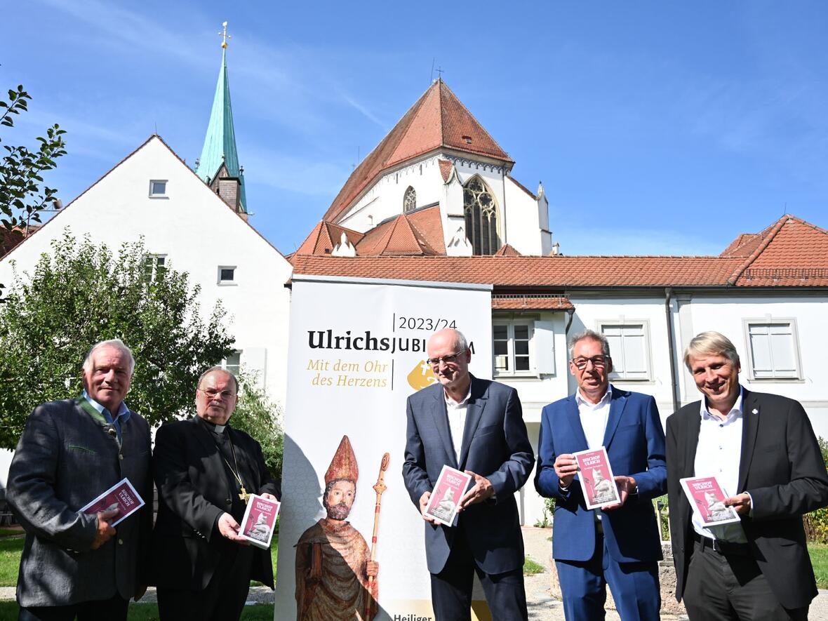 (v.l.) Johannes Hintersberger MdL (Verkehrsverein Augsburg), Bischof Dr. Bertram Meier, Buchautor Martin Kluger, Götz Beck (regio Augsburg) und Bistumshistoriker Domkapitular Dr. Thomas Groll (Foto: Julian Schmidt / pba)