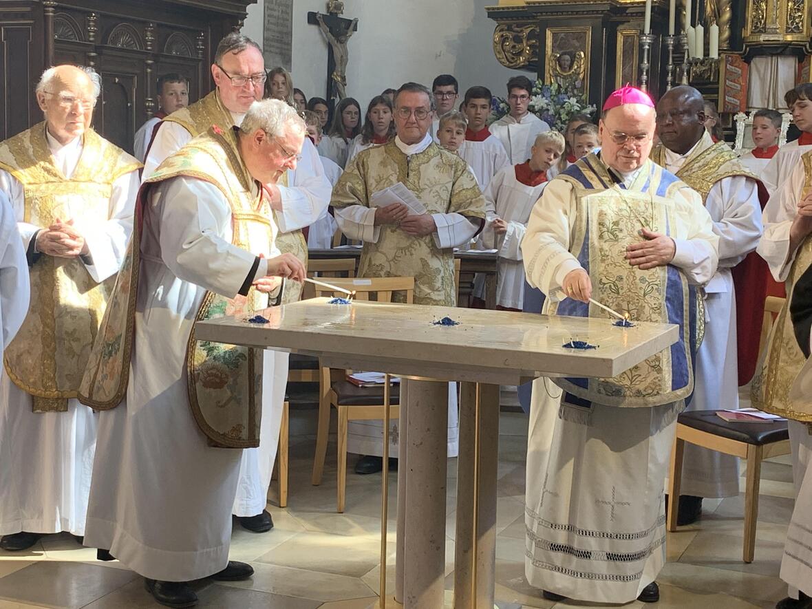 Bischof Bertram Meier entzündet zusammen mit Pfarrer Michael Menzinger die Kerzen und den Weihrauch auf dem neuen Altar. (Fotos: Viktoria Zäch / pba)
