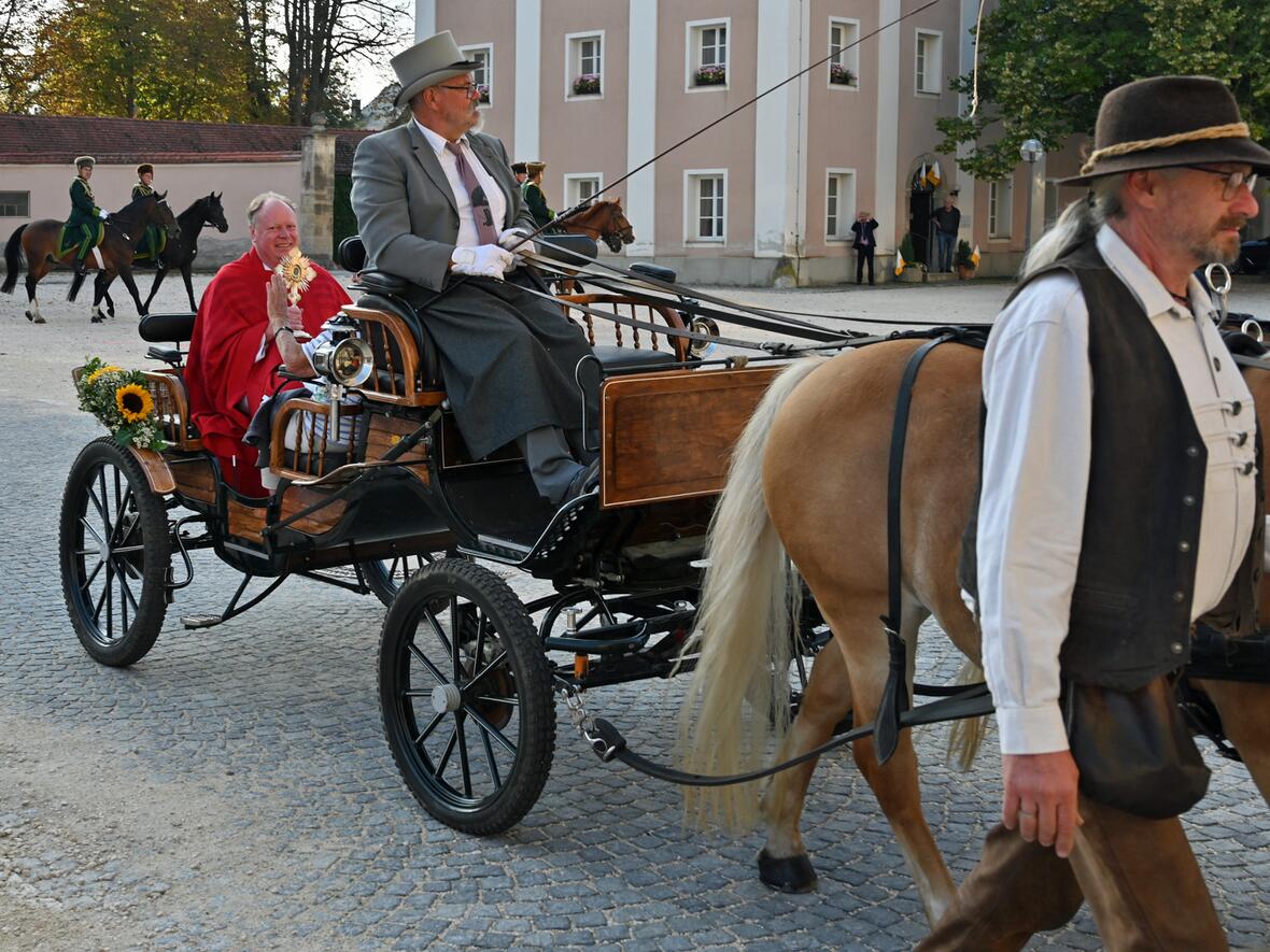 Einmal im Jahr kehrt der 1803 an Gögglingen verschenkte Teil der Wiblinger Kreuzesreliquie in das Kloster zurück. (Fotos: Leander Stork / pba)