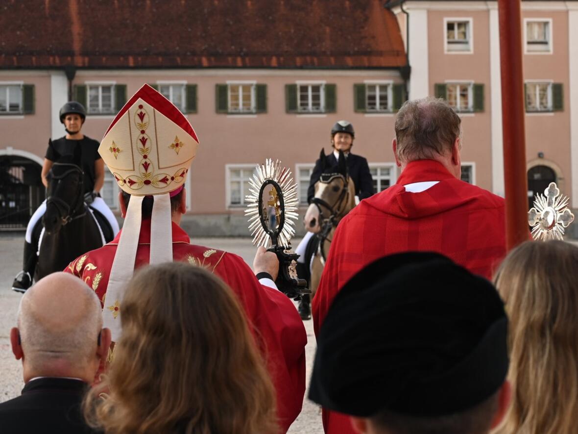 Bischof und Basilikapfarrer spendeten gemeinsam den Segen mit den beiden Teilen der Kreuzesreliquie. 
