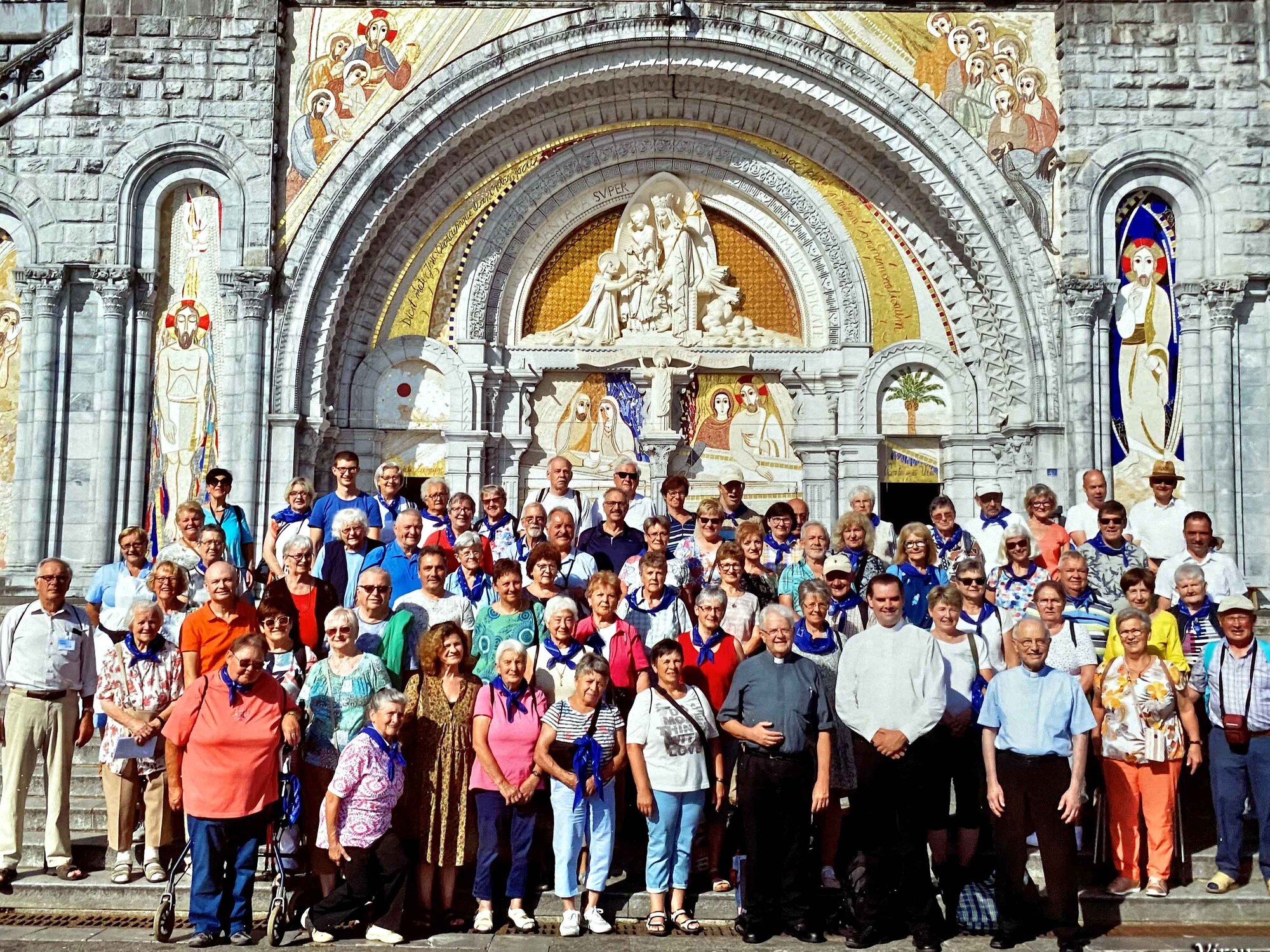 Das Gruppenfoto ist eine feste Tradition der diözesanen Pilgerreise nach Lourdes. (Foto: Viron)