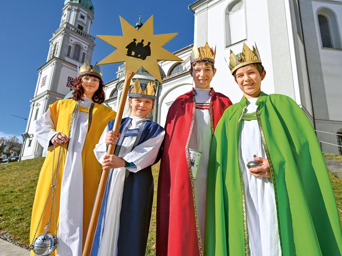 Tia, Miriam, Emanuel und Josias (von links nach rechts) aus der Pfarrgemeinde St. Lorenz in Kempten freuen sich schon auf die bundesweite Eröffnung der 66. Aktion Dreikönigssingen am 29. Dezember 2023 in Kempten. (Foto: Nicolas Schnall / pba).