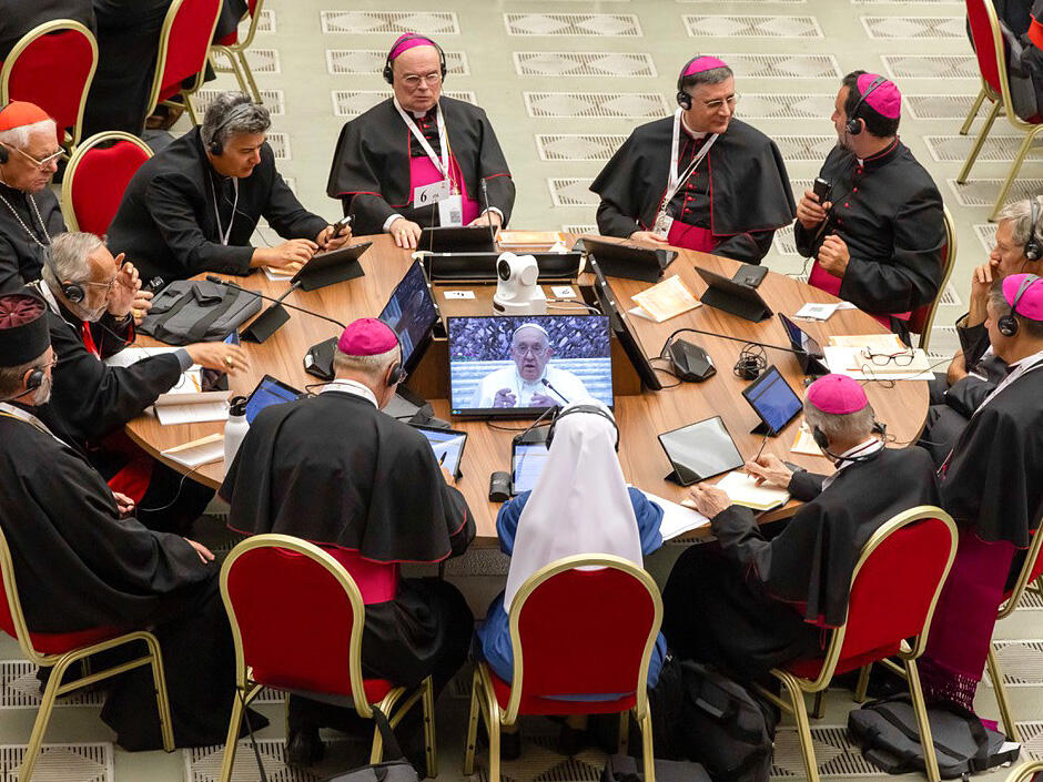 Beratungen am Runden Tisch: Die Weltsynode hat ihre Arbeit aufgenommen (Foto: KNA).