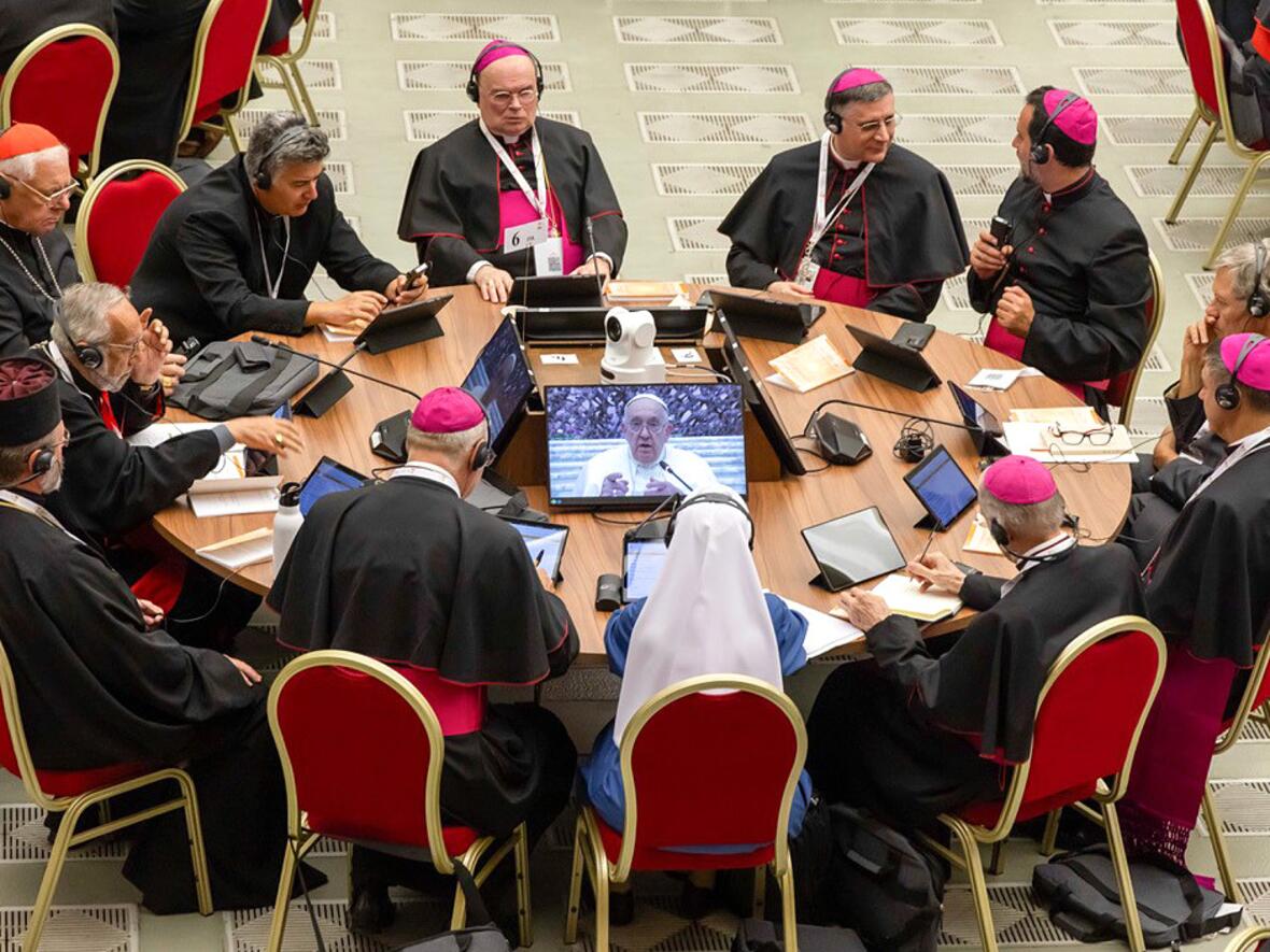 Beratungen am Runden Tisch: Die Weltsynode hat ihre Arbeit aufgenommen (Foto: KNA).