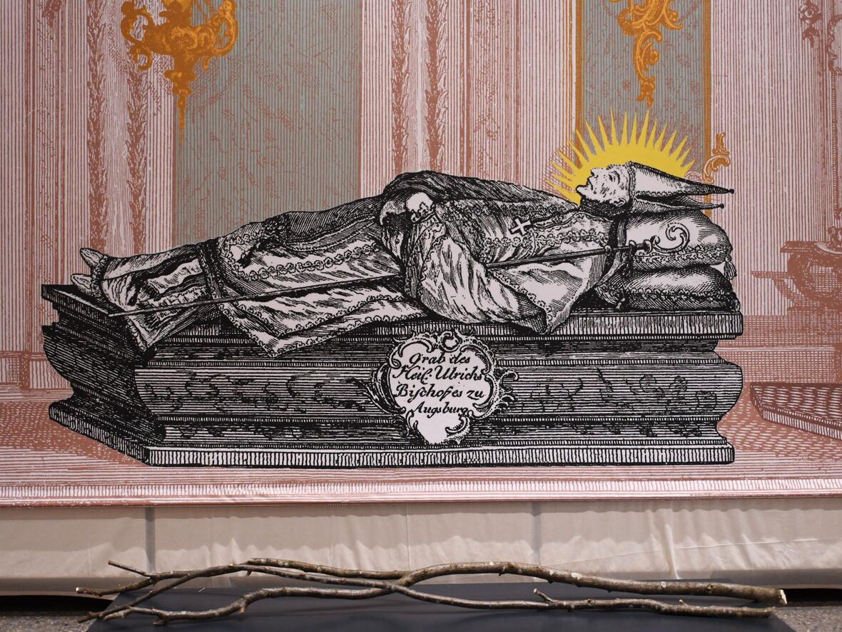 In der Sonderausstellung können die Besucherinnen und Besucher symbolisch den Pilgerweg zum Grab des hl. Ulrich antreten (Fotos: Julian Schmidt / pba)