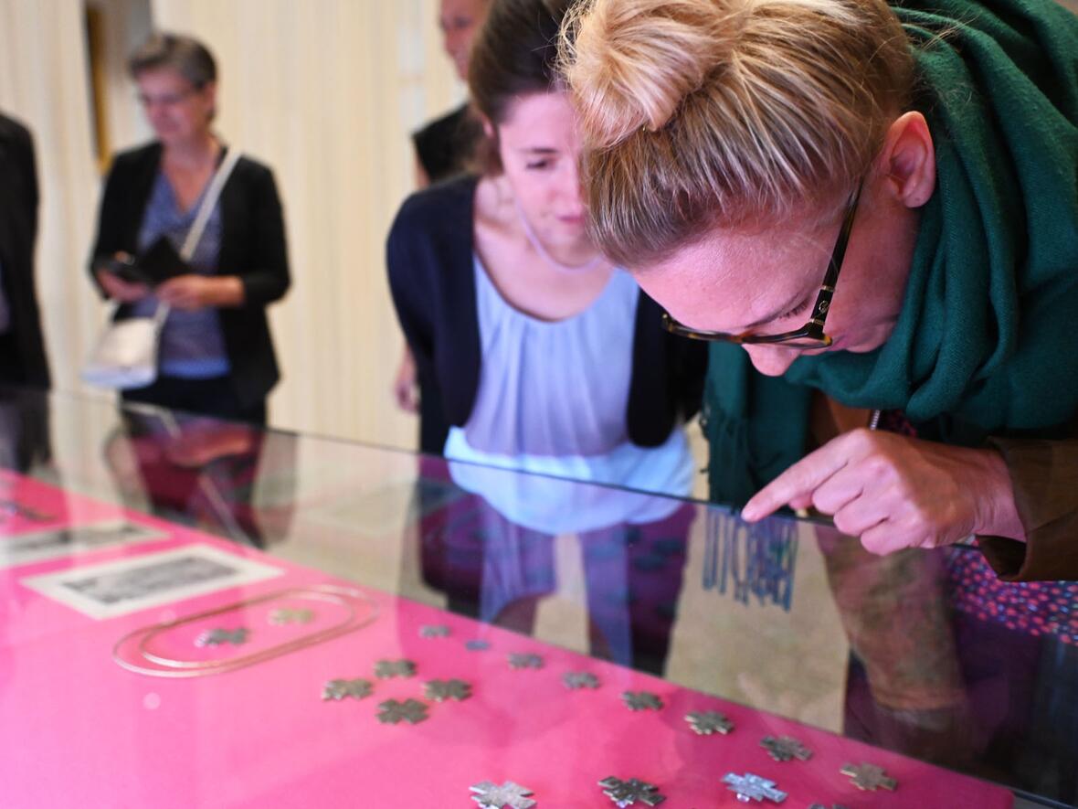 Den Besucherinnen und Besuchern wird die Vielfalt des Ulrichskreuzes in der Geschichte anschaulich nähergebracht.