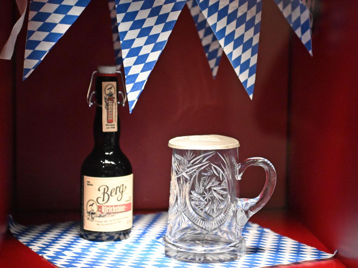 Ulrichskreuze gibt es in allen möglichen Variationen - so auch als Ornamentik auf dem Bierkrugdeckel.