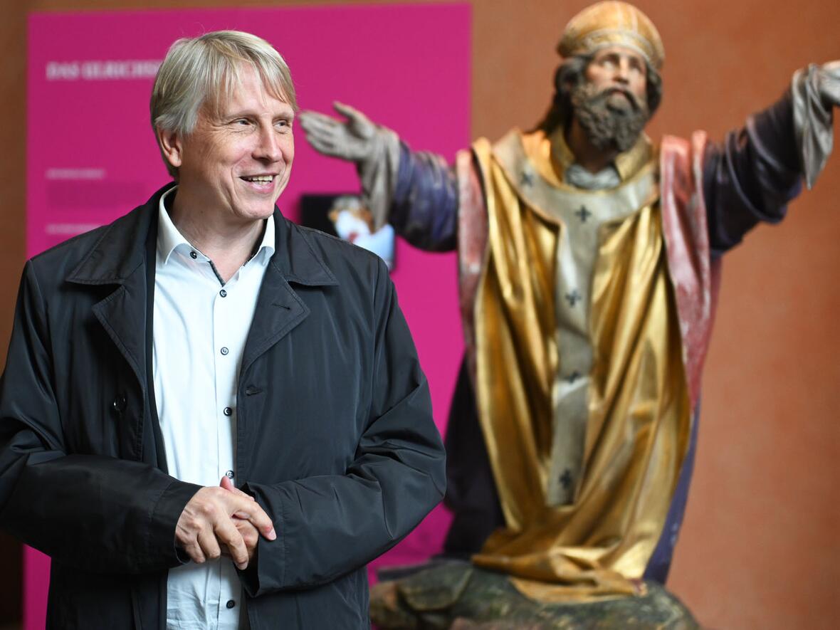 Domkapitular und Bistumshistoriker Dr. Thomas Groll vor der Statue des hl. Ulrich im Diözesanmuseum.
