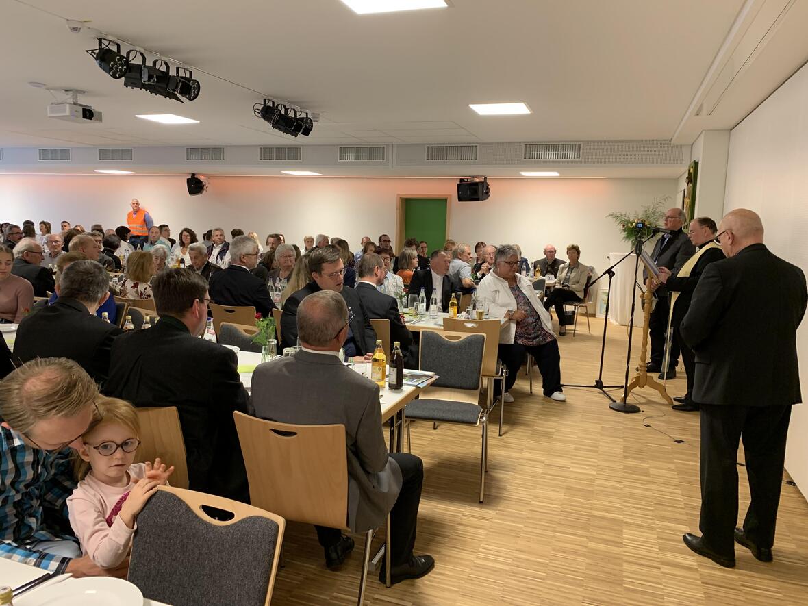 Bischof Dr. Bertram Meier segnete die generalsanierten Räume des Pfarrzentrums. 