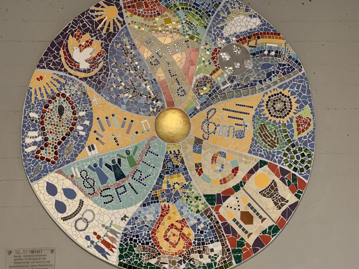 24 aktive Gruppen der Pfarrei Mühlried gestalteten das Mosaik "Bunte Vielfalt".