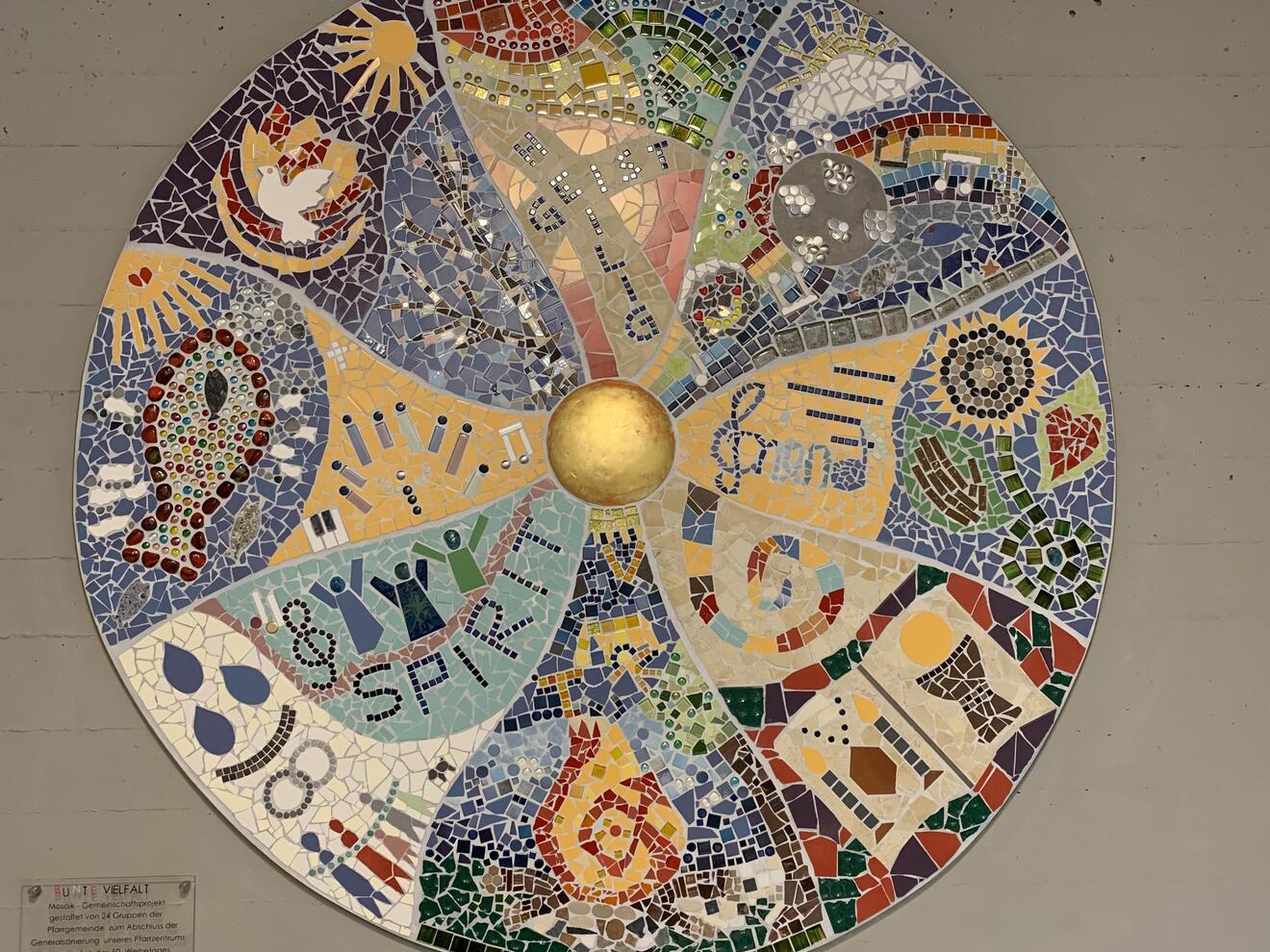 24 aktive Gruppen der Pfarrei Mühlried gestalteten das Mosaik "Bunte Vielfalt".
