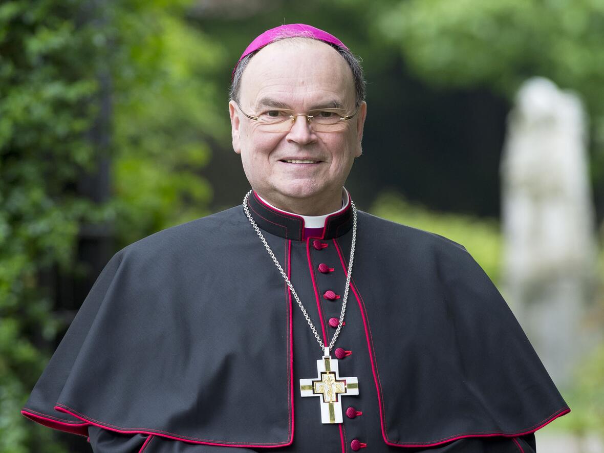 Unterbrechung der Synodenarbeit für Bischof Bertram (Foto: Bern Müller / pba)