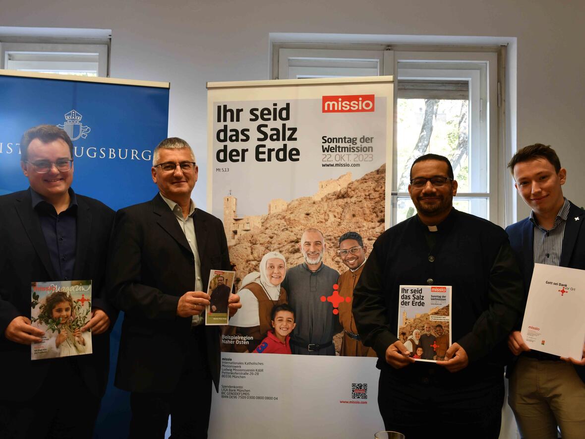 (v.links) Dr. Peter Frasch, Referent für weltkirchliche Aufgaben im Bistum Augsburg, Anton Stegmair, Bischöflicher Beauftragter für weltkirchliche Aufgaben, Missio-Gast Abouna Pious Farag sowie der Missio-Übersetzer (Fotos: Maria Rösch / pba) 