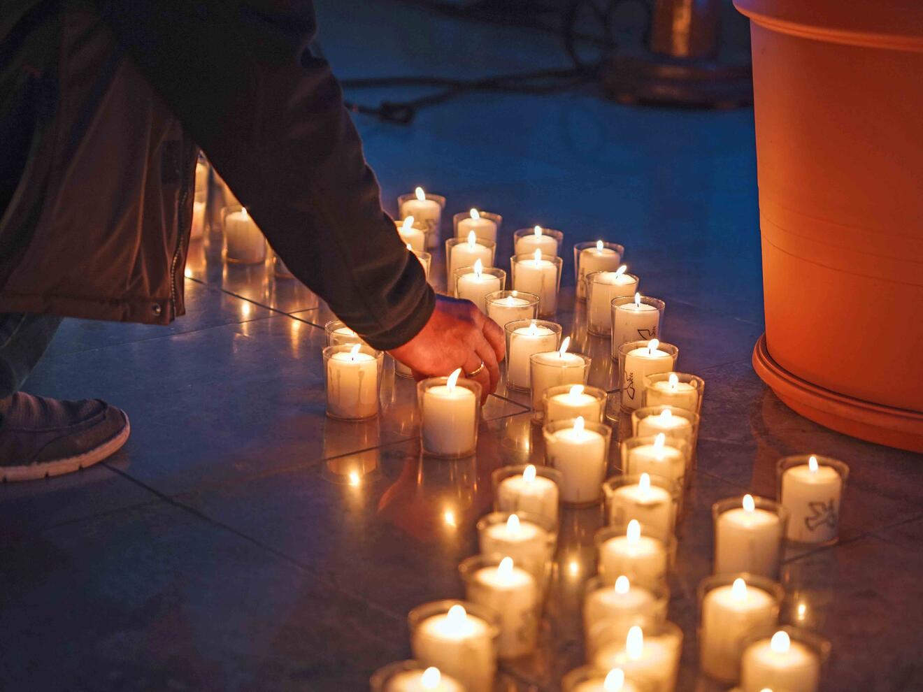 Beten für den Frieden. (Motivfoto: Sebastian Strauch, in: pfarrbriefservice.de)