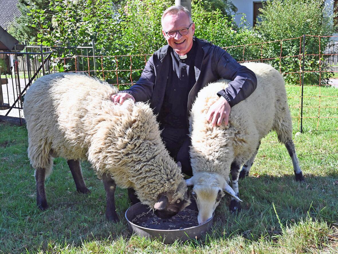 Dekan Thomas Pfefferer mit seinen beiden "Rasenmähern" vor der Wallfahrtskirche in Violau. (Fotos: Leander Stork / pba)