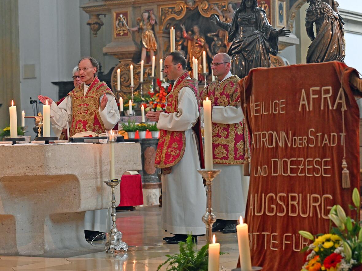 Die Feier der Eucharistie am Altar über der Krypta mit dem Grab der hl. Afra. 