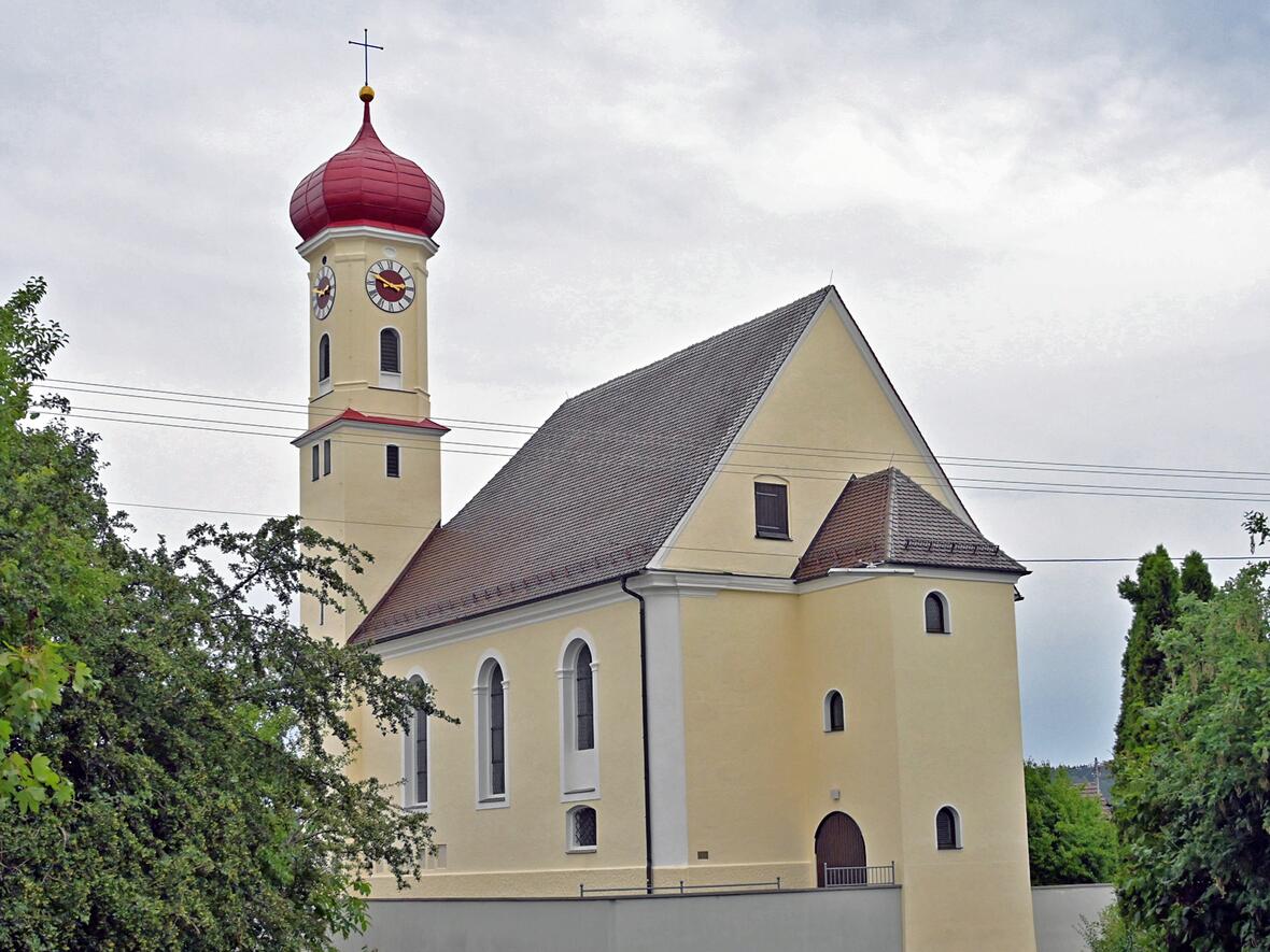 Die Jakobuskirche thront oberhalb der Hauptstraße und weist mit ihrem Turm in Richtung Himmel. 