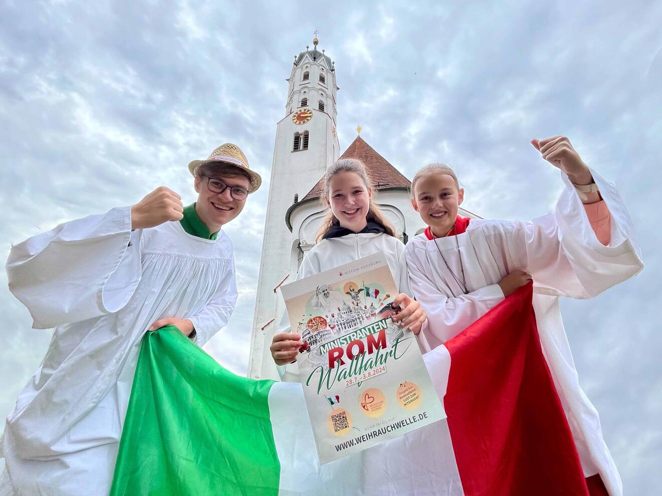 Die drei Ministranten aus Dinkelscherben (v.l.) Ludwig, Emma und Hanna freuen sich auf die Tage im nächsten Sommer, die sie gemeinsam mit tausenden Gleichgesinnten in Rom verbringen werden. (Foto: Julian Schmidt / pba) 