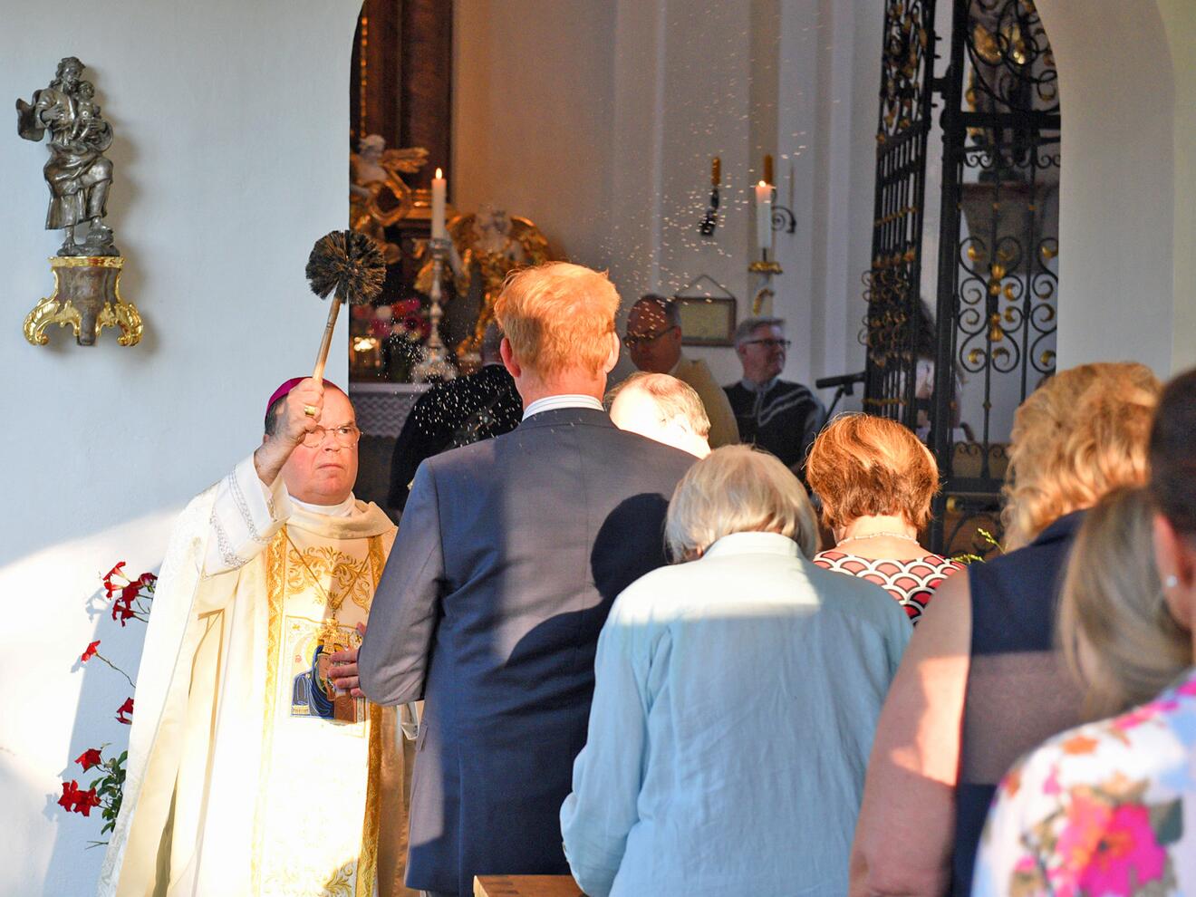 Zu Beginn bekannten sich die zahlreichen Gläubigen in und vor der Kapelle zu ihrem Taufversprechen. 