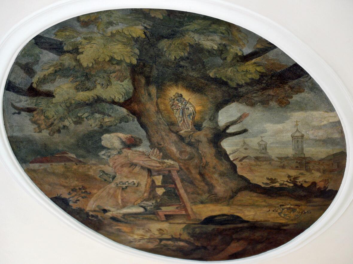 An der Decke des Kirchenschiffs ist auch die Gründungsszene dargestellt. 