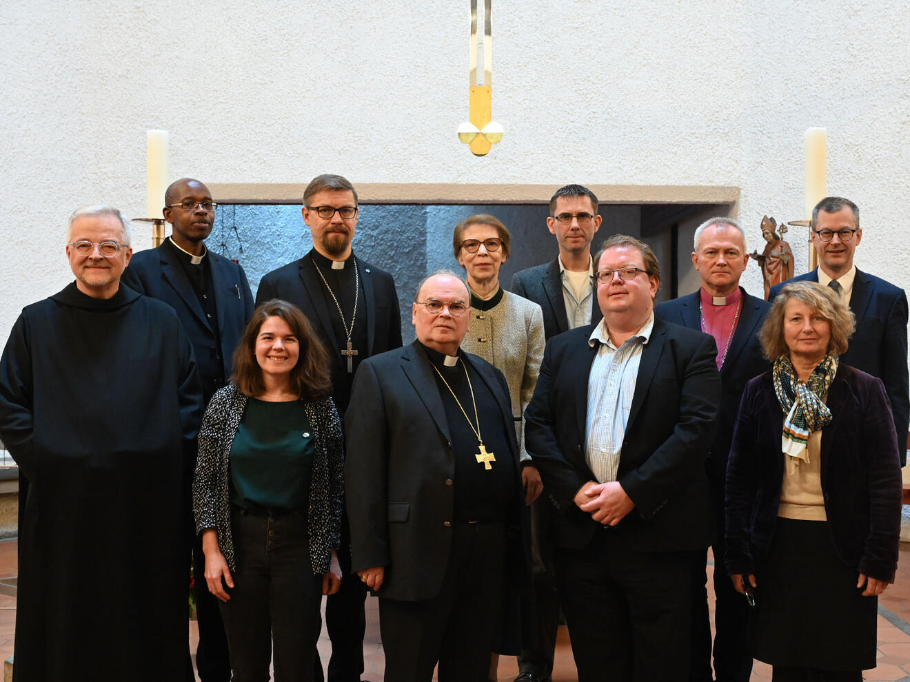 Die Teilnehmerinnen und Teilnehmer der beiden Delegationen in der Kapelle des Hauses Sankt Ulrich in Augsburg (Foto: Julian Schmidt / pba)