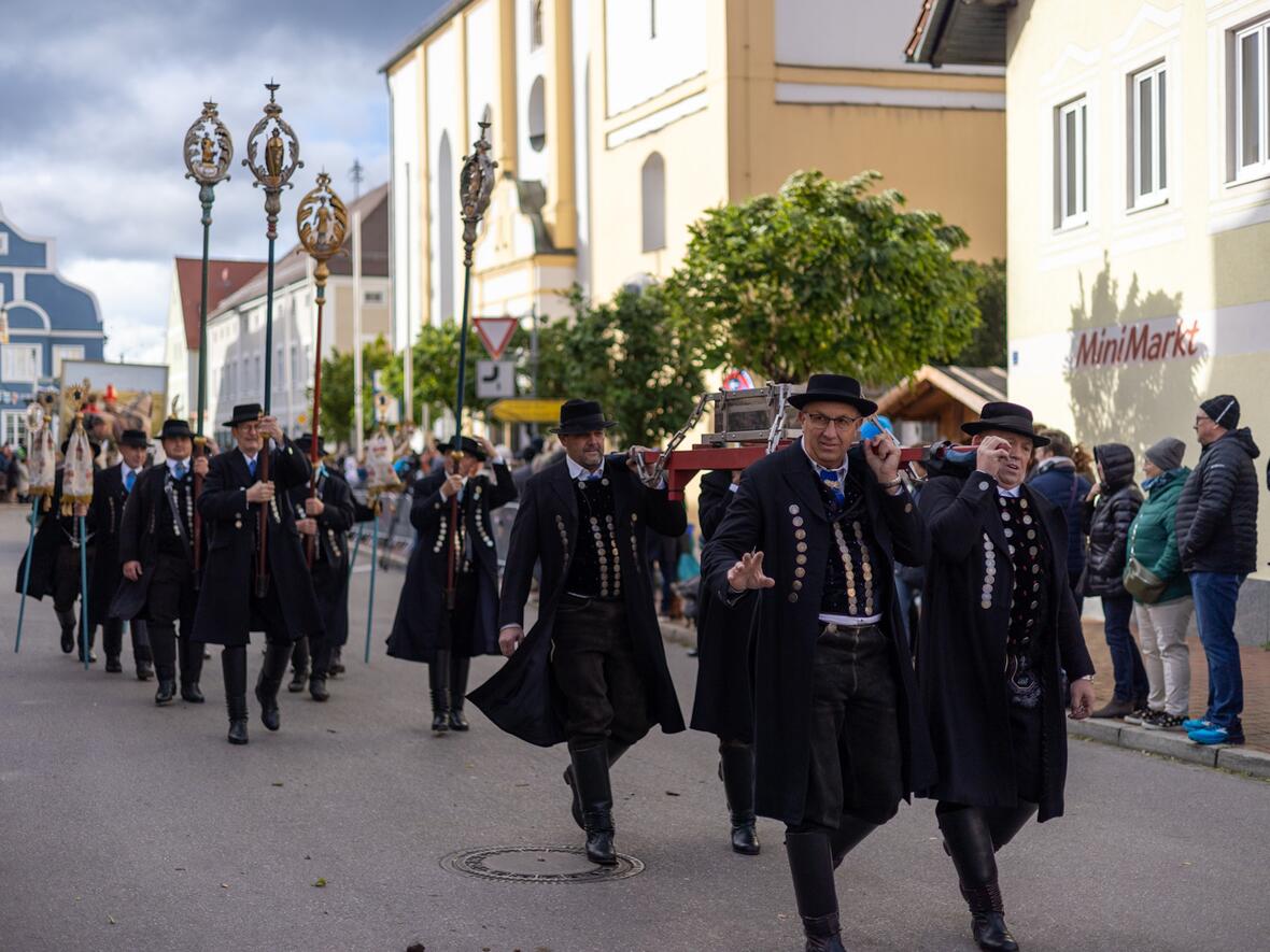 Mitglieder der 1659 gegründeten Erzbruderschaft zum hl. Leonhard tragen den Reliquienschrein durch die Straßen.