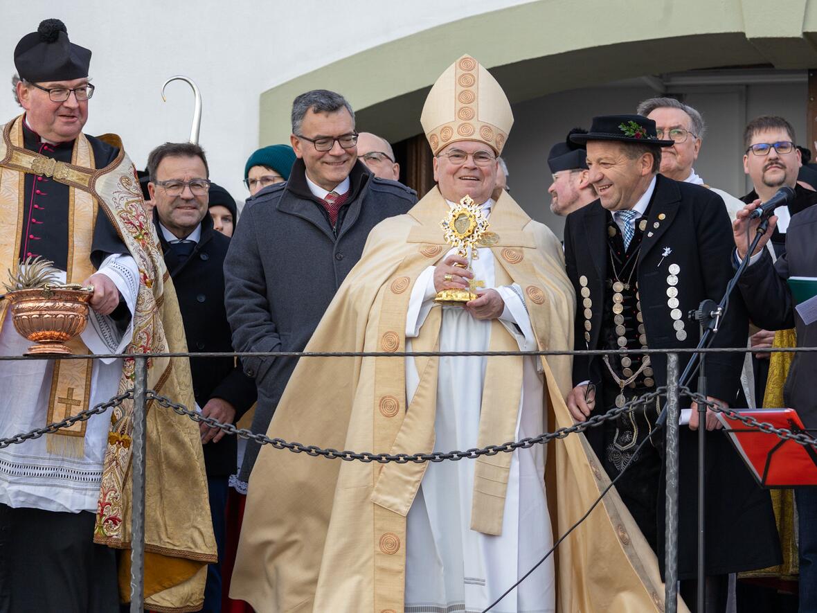 Bischof Bertram segnete die Umzugsteilnehmer mit dem Leonhardsreliquiar.