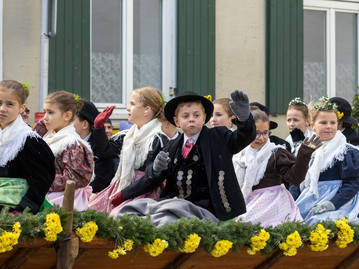 Auch die Kleinsten nahmen stolz in der traditionellen Tracht der Region teil.