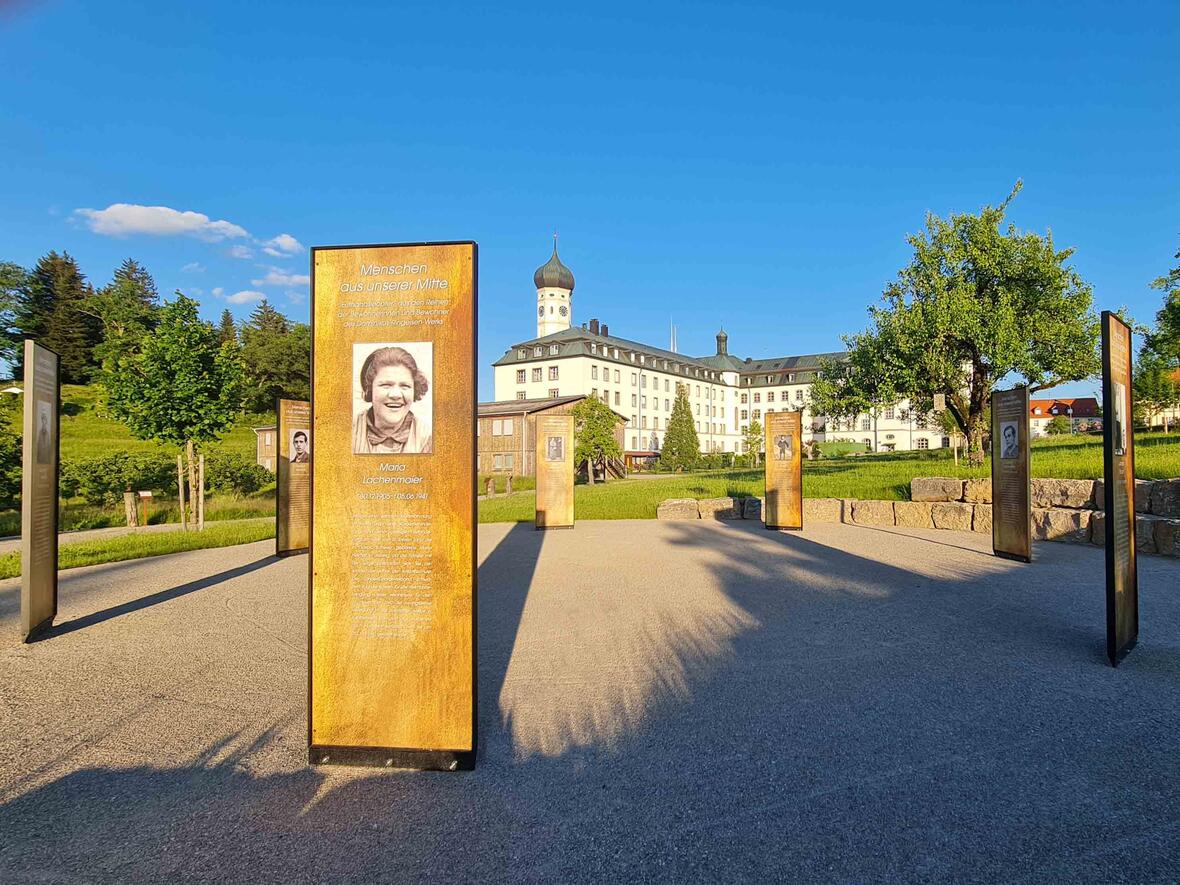 Der neu angelegte Erinnerungsort für die Opfer der Naziverbrechen aus dem Dominikus-Ringeisen-Werk im Schwesterngarten in Ursberg (Foto: Manuel Liesenfeld / DRW)