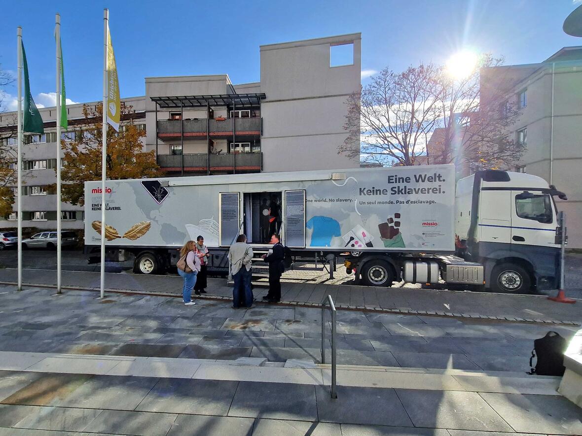 missio-Herbstkonferenz in Augsburg: Mit dem neuen Truck zur Aufklärung über Sklavenarbeit weltweit tourt das Hilfswerk ab 2024 durch Deutschland. (Fotos: Christian Mazenik)