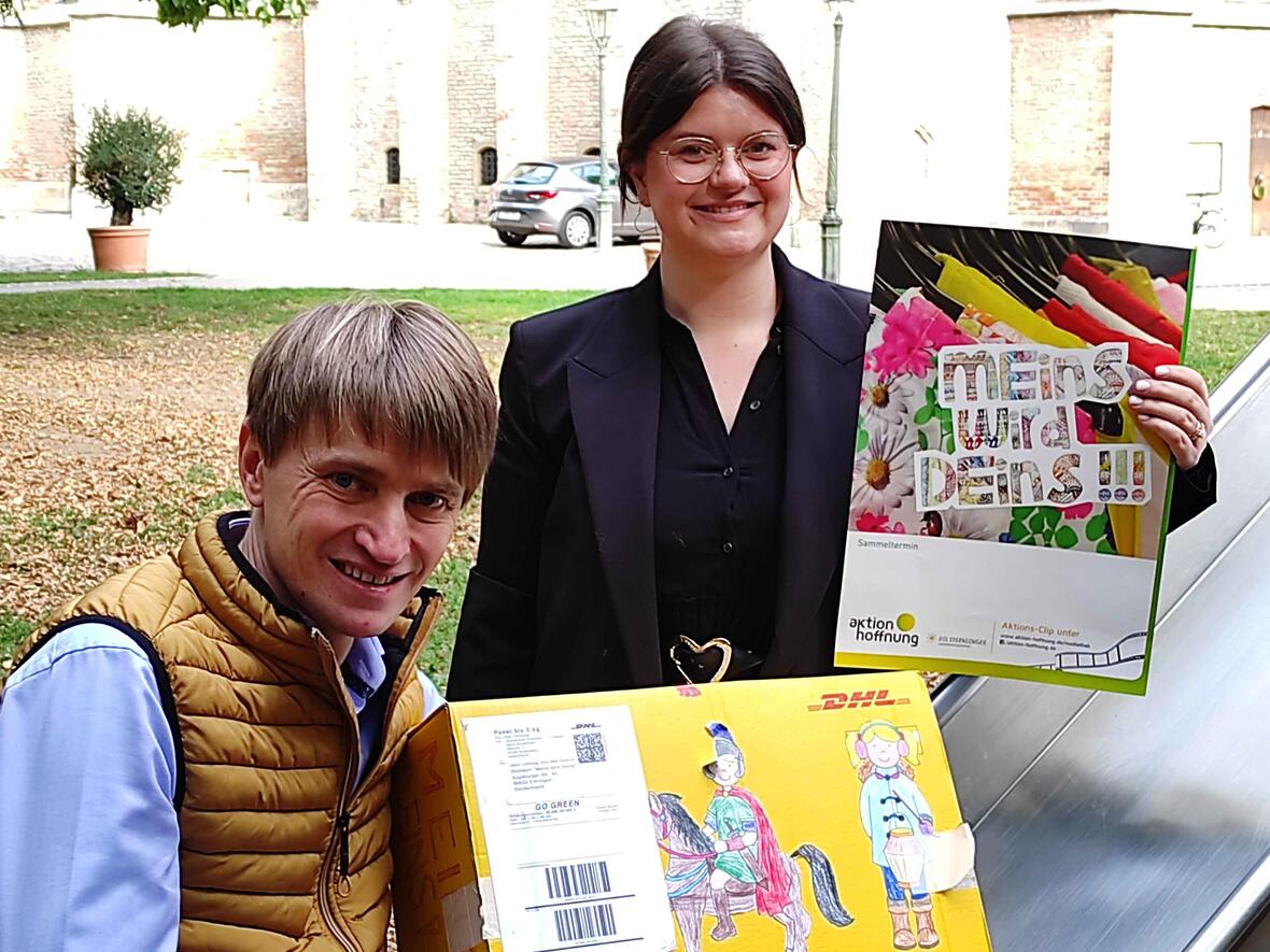 Geschäftsführer Johannes Müller (links) und Katharina Klein-Hermannsdörfer (rechts), die für die Organisation der Kleiderteilaktion zuständig ist, laden herzlich zur Teilnahme bei „Meins wird Deins“ ein. (Foto: Karin Stippler / aktion hoffnung)