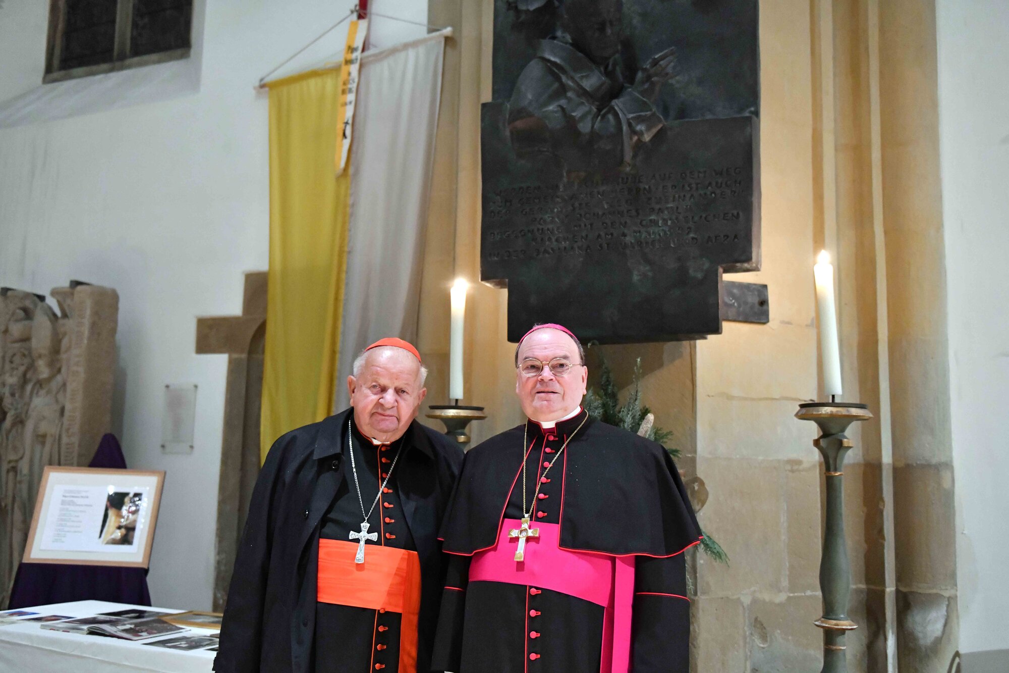 Beide kennen sich schon seit vielen Jahren: Kardinal Dziwisz und Bischof Bertram waren gemeinsam im Dienst für Papst Johannes Paul II. Das Relief in der Basilika St. Ulrich und Afra erinnert an dessen Besuch im Jahr 1987.
