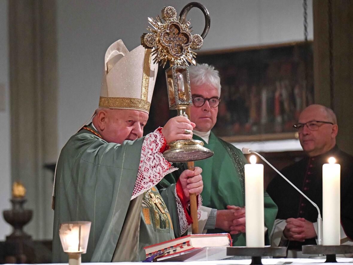 Kardinal Stanislaw Dziwisz besucht in diesen Tagen das Bistum Augsburg zum Ulrichsjubiläum und segnete die Gottesdienstbesucher mit dem Ulrichskreuz. (Fotos: Nicolas Schnall / pba)