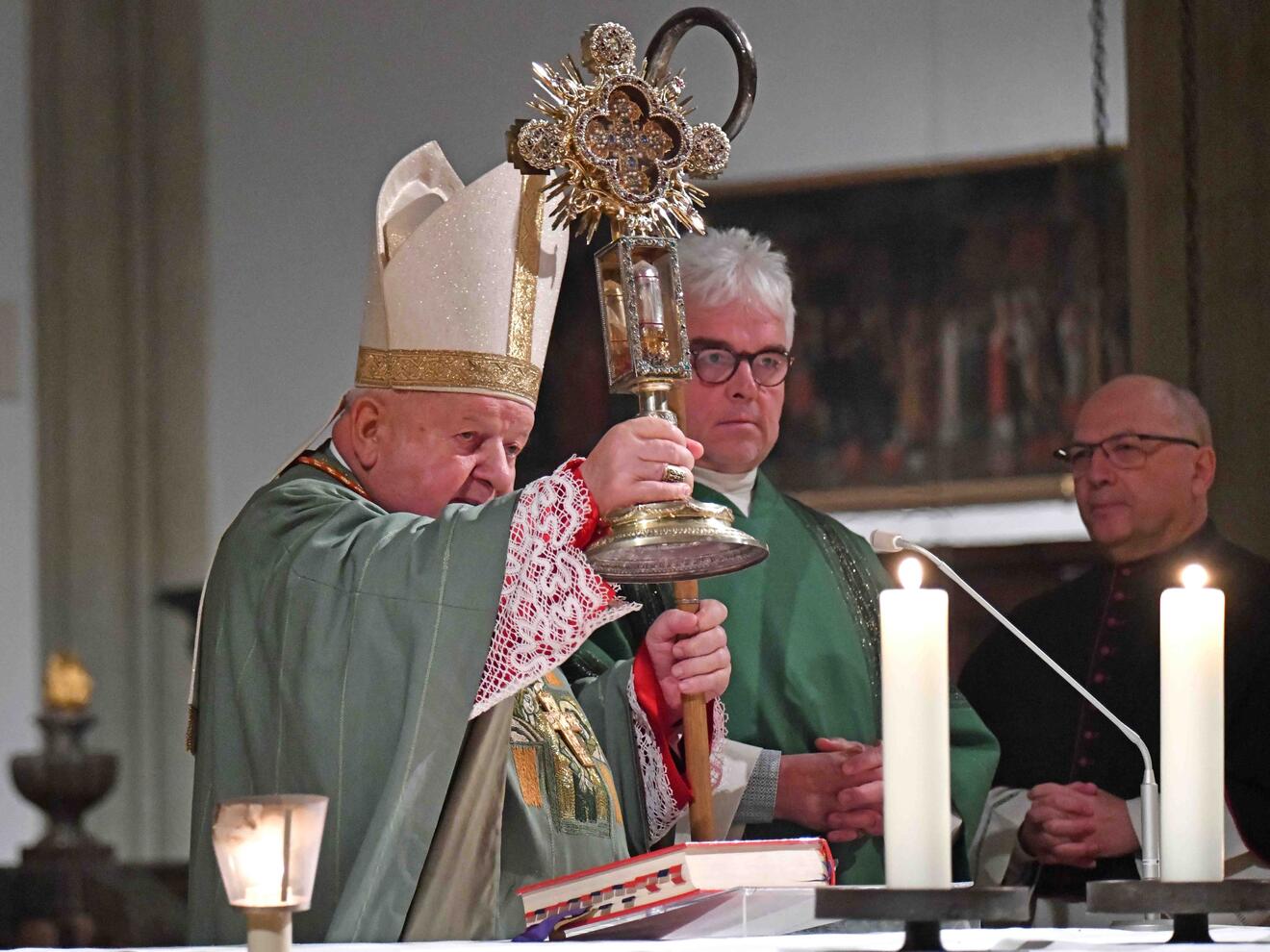 Kardinal Stanislaw Dziwisz besucht in diesen Tagen das Bistum Augsburg zum Ulrichsjubiläum und segnete die Gottesdienstbesucher mit dem Ulrichskreuz. (Fotos: Nicolas Schnall / pba)